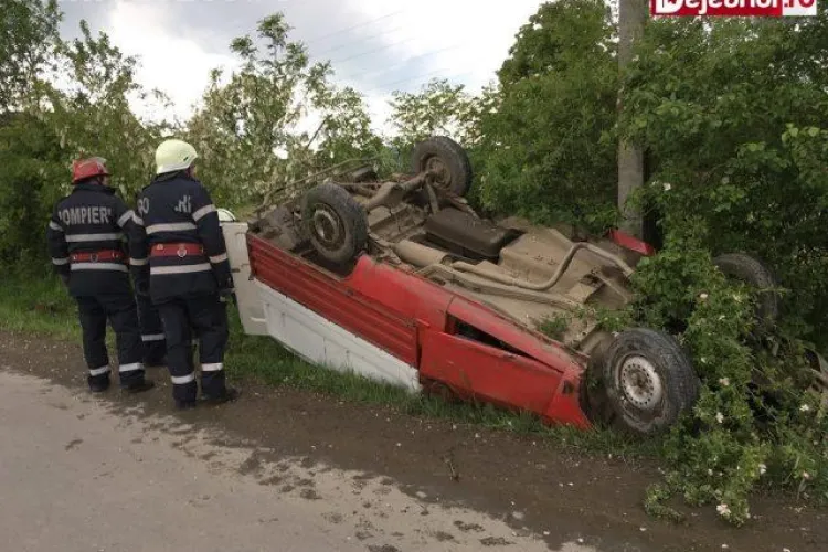 Accident spectaculos pe drumul Dej-Gherla. S-au răsturnat cu Dacia în șanț VIDEO