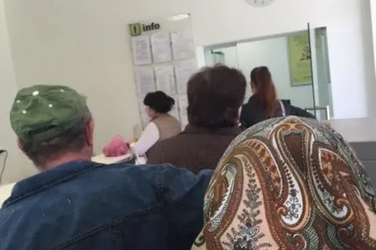 Cozi la CEC Bank Mărăști. Funcționarele stau, iar oamenii sunt goniți dacă nu le convine - FOTO