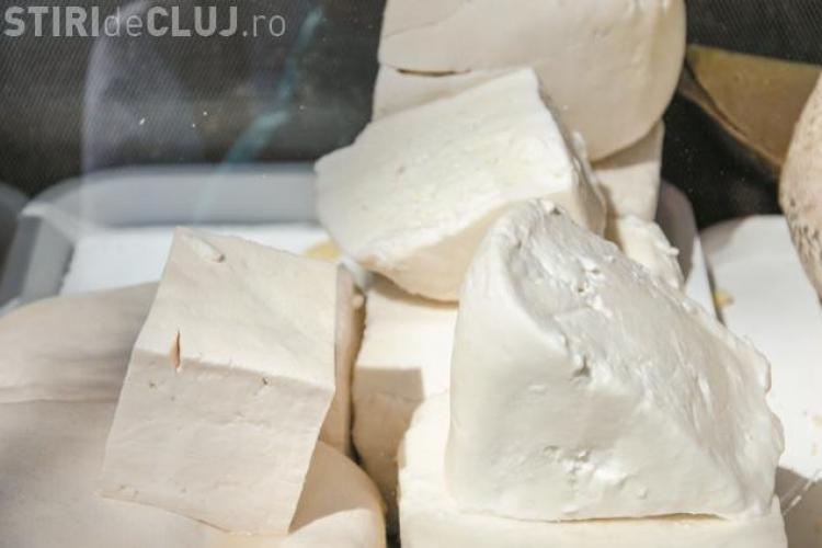 Brânză expirată de PATRU ANI, confiscată de polițiști. Urma să ajungă pe piața din România
