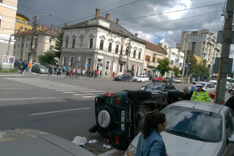 Mașină răsturnată în Piața Cipariu. A lovit și doi pietoni - FOTO