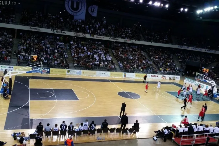 Atmosferă incendiară! U BT a bătut Oradea: 79-70. Semifinala se joacă în continuare - VIDEO