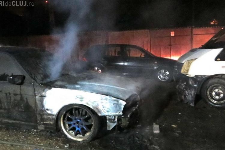 Cluj: BMW aprins de o mână criminală. Alte mașini au fost avariate - VIDEO