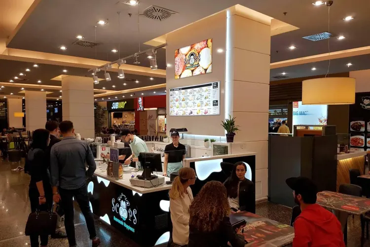 În food court-ul de la Iulius Mall Cluj găsești savoarea înghețatei thailandeze, la SCOOPS (P)