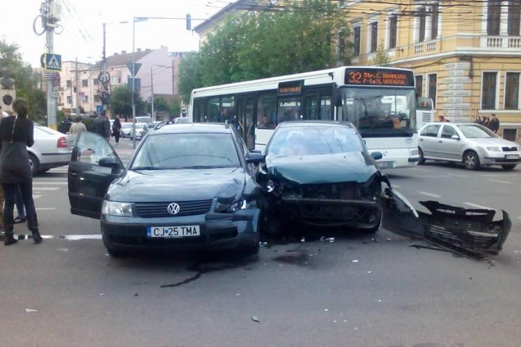 Accident în centrul Clujului, în fața Prefecturii - FOTO