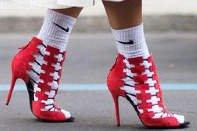 Moda e NEBUNĂ! Femeile poartă şosete cu sandale sau pantofi - Galerie FOTO