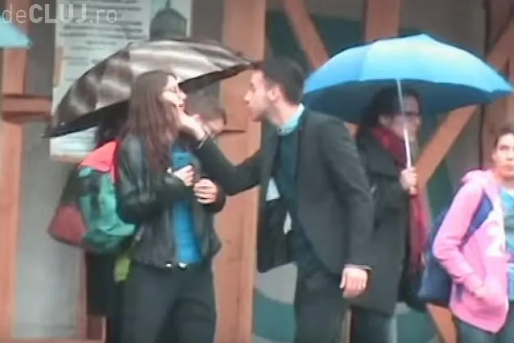 Ce fac clujenii când văd o femeie bătută în public? Experiment social - VIDEO