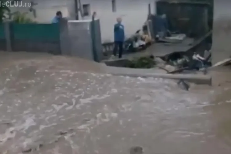 Două străzi din Cluj-Napoca inundate de revărsarea unui pârâu - VIDEO