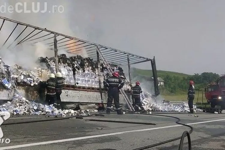 CLUJ: Un TIR s-a răsturnat și a luat foc pe varianta ocolitoare Gherla VIDEO