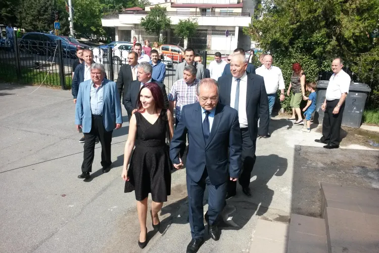  Primarul Emil Boc s-a prezentat la muncă luni dimineața, la prima oră, și a condus ședința săptămânală.