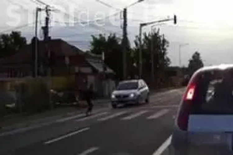 Momente de groază pentru un pieton clujean! A evitat ÎN ULTIMA CLIPĂ impactul cu o mașină care trecea pe roșu VIDEO