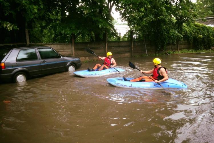 Cu caiacul prin Cluj-Napoca, după inundații - FOTO