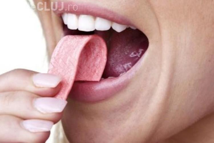 Ce se întâmplă în corpul tău după ce înghiţi o GUMĂ de mestecat - VIDEO