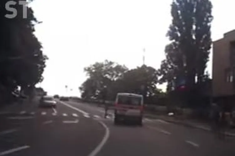 Trecător aproape călcat de ambulanță pe trecerea de pietoni la Cluj. Trecea pe roșu fără a avea sirenele pornite VIDEO