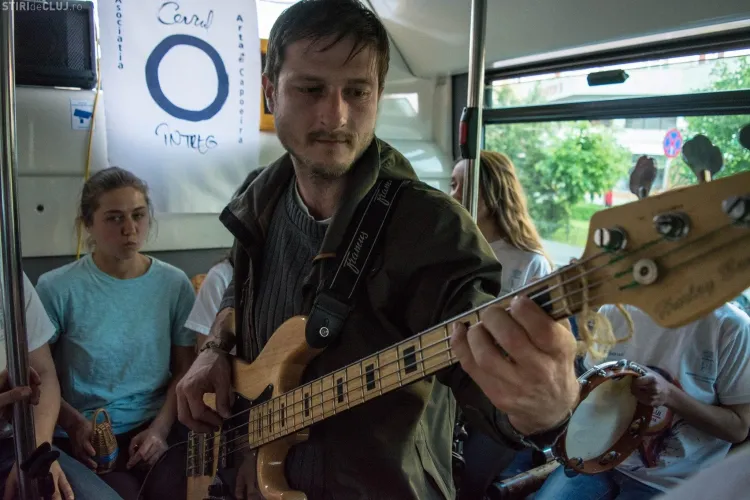 Troleibuzul 25 a răsunat de muzică! Trupa ”Cercul Întreg” a cântat pentru călători - VIDEO