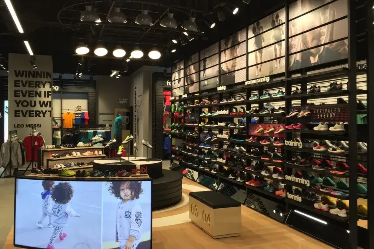 Adidas și-a modificat magazinul de la Iulius Mall Cluj - FOTO