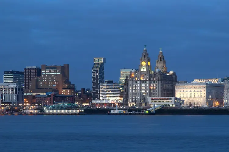 Blue Air a sărbătorit deschiderea rutei Cluj-Napoca - Liverpool. Vezi cât costă biletele până în orașul celor de la Beatles FOTO