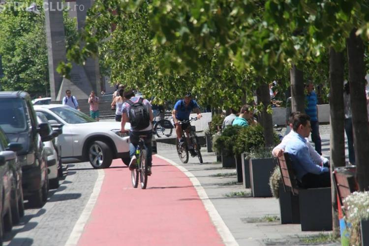 Mașină de cocalar, parcată pe pista de bicicliști de pe Eroilor - FOTO