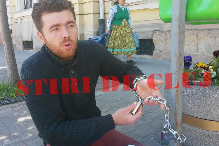 Un clujean s-a legat de stâlp în fața Primăriei, pentru că nu era primit în audiență. Politia locala i-a promis ca va face controale FOTO