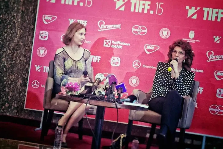 Sophia Loren a ajuns la Cluj. Vedeta arată impecabil pentru 82 de ani