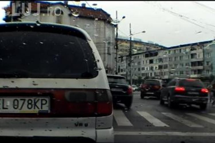 Două faze ”criminale” pe șoselele din Cluj-Napoca. Prea aproape de accident - VIDEO