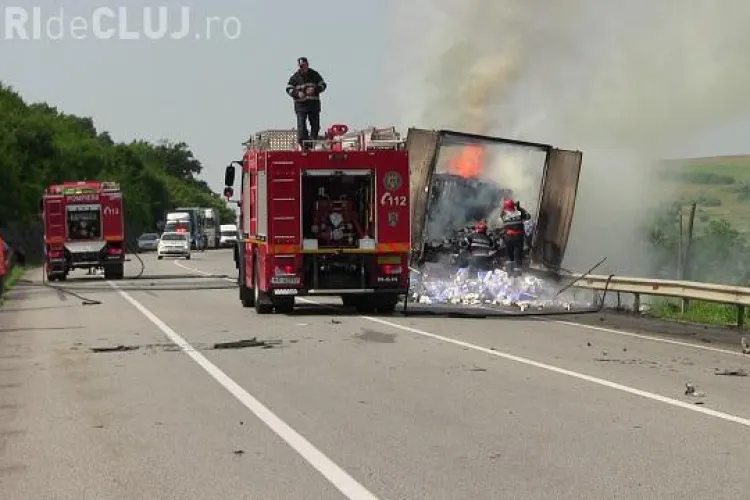 Un TIR a luat foc pe centura orașului Gherla  - VIDEO