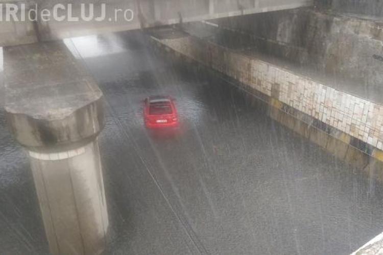 Șofer ghinionist la Cluj! A rămas blocat în apă, sub podul de pe strada Fabricii - FOTO