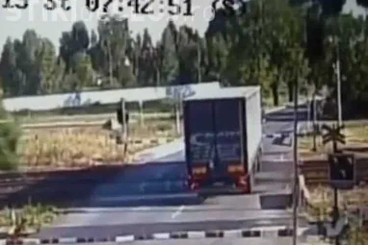 TIR spulberat de tren. Șoferul a fost prins între bariere - VIDEO