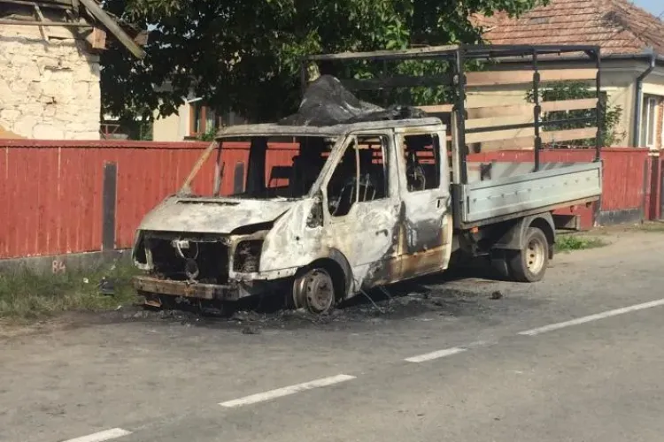 Camionetă incendiată în Apahida de persoane necunoscute - FOTO