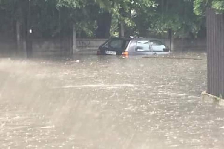 INUNDAȚII la Cluj-Napoca. Mașinile au fost acoperite de apă - FOTO