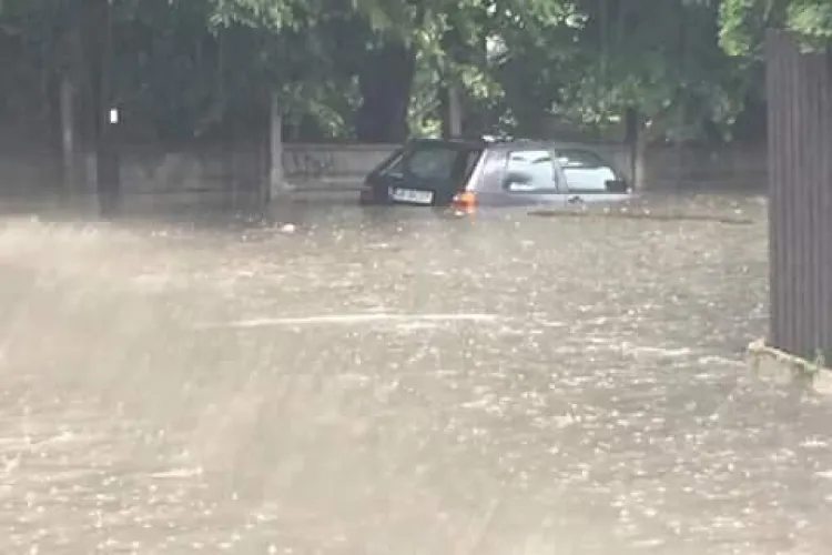 INUNDAȚII la Cluj-Napoca. Mașinile au fost acoperite de apă - FOTO