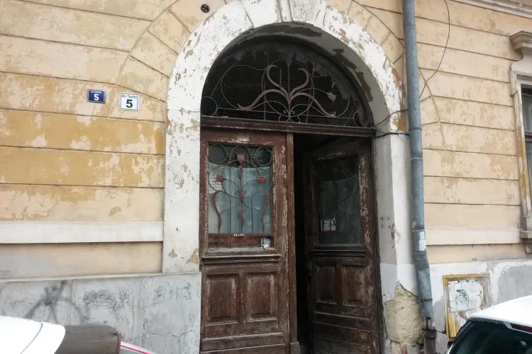 Doi bătrâni au MURIT într-o casă din centrul Clujului. Amănuntele sunt macabre