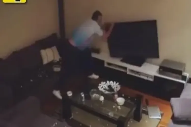 Un suporter a spart PLASMA pentru că meciul se întrerupea la fazele cheie - VIDEO