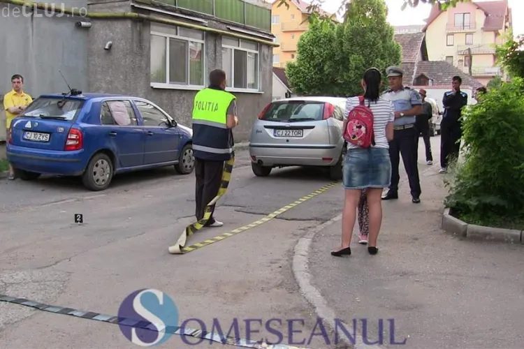 Copil lovit de mașină la Gherla. Se dădea cu skateboard-ul printre mașini VIDEO