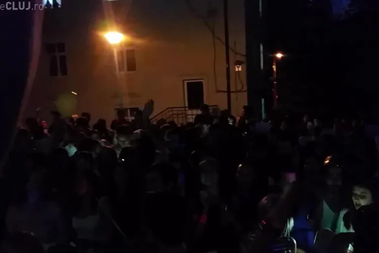 Serenade superbe la UMF Cluj - VIDEO