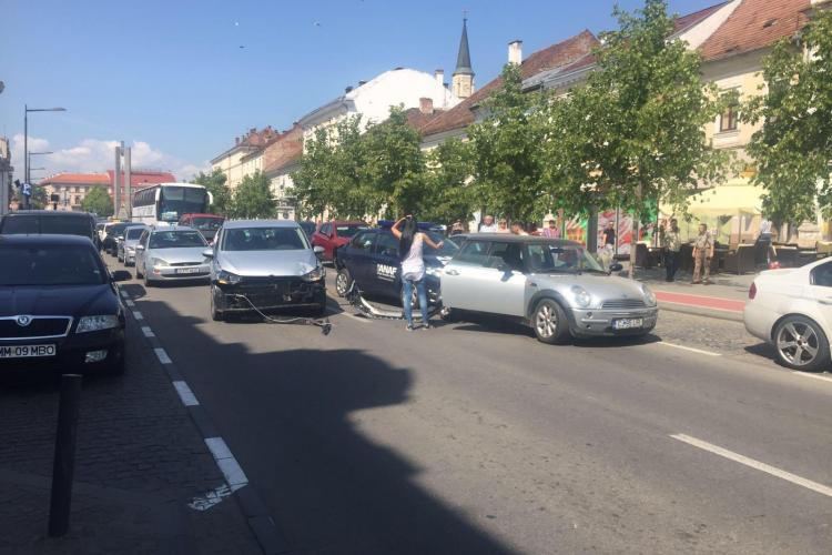 Accident pe Bulevardul Eroilor, în centrul Clujului! ANAF -ul a lovit în PLIN - VIDEO