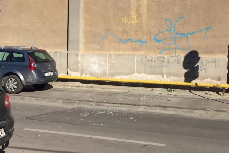 Intervenție neglijentă a pompierilor la incendiul de la fabrica Farmec - FOTO