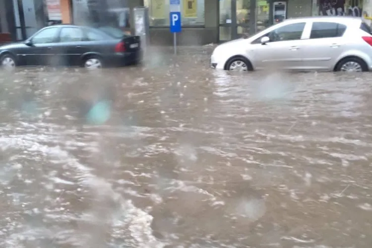 Strada Horea s-a transformat într-un râu, după furtună. Pompierii au fost chemați - FOTO