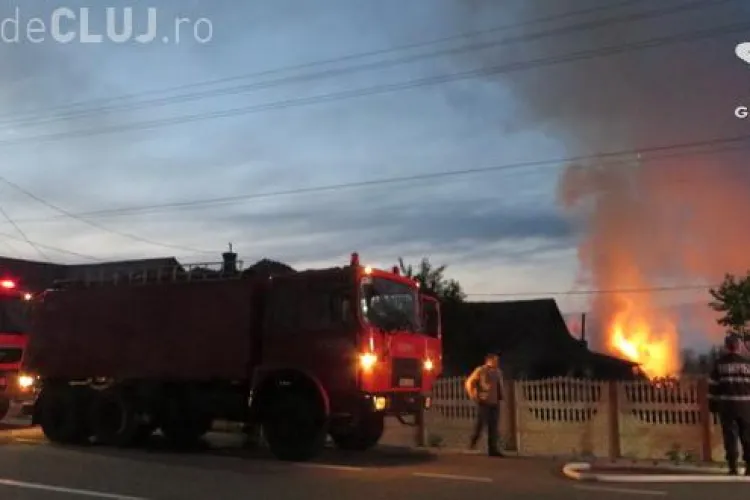 Incendiu violent într-o localitate clujeană. Pompierii s-au chinuit ore în șir să stingă flăcările VIDEO