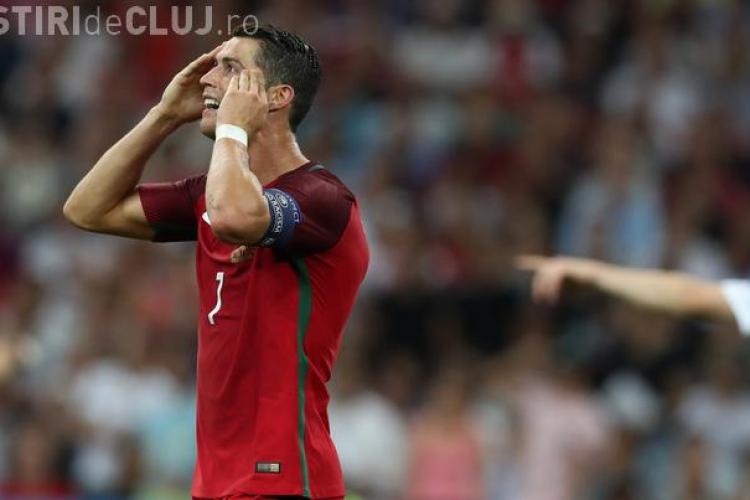 Ronaldo ”vânat” de un fan, care a intrat pe teren la meciul Polonia - Portugalia - FOTO