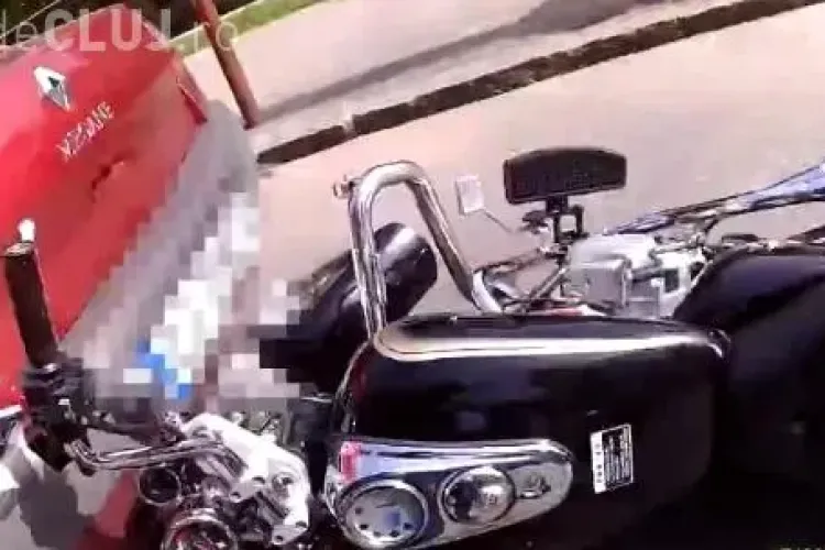 Cum te poate costa o clipă de neatenție în trafic. Un motociclist clujean a suprins momentul în care a făcut accident VIDEO
