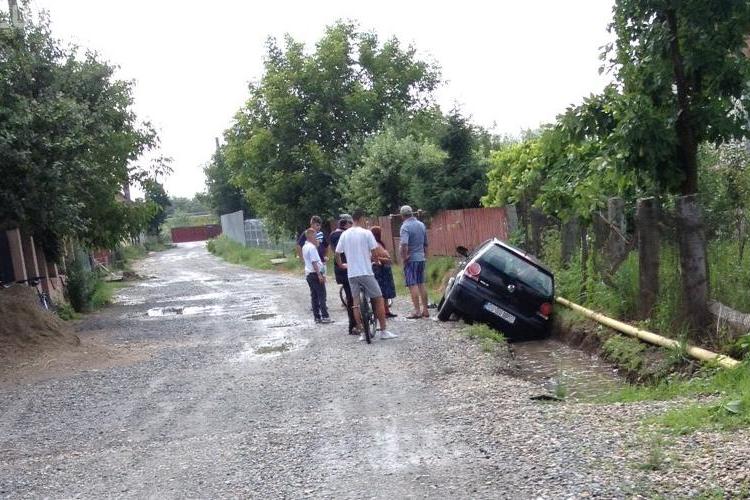 La un pas de moarte în satul Sânnicoară. Ce a pățit șoferița din imagine - FOTO