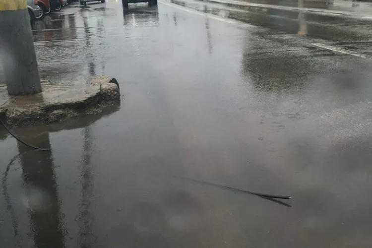 Cablurile de curent căzute pe asfalt pe Teodor Mihali - FOTO