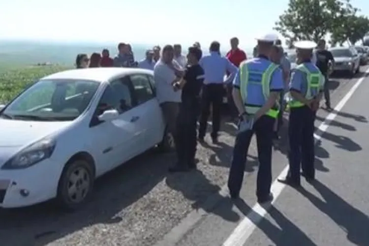 CLUJ: Protest la Tureni împotriva ”bordurilor” de delimitare de pe mijlocul drumului FOTO