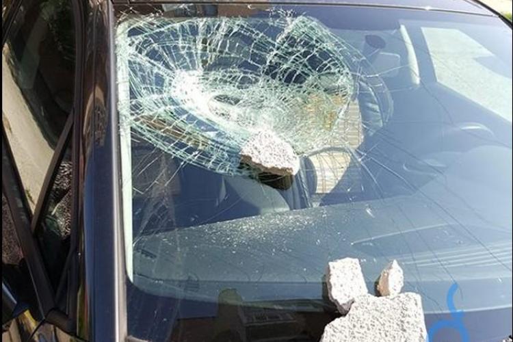 Tencuiala de pe un bloc din Mănăștur a căzut peste un autoturism