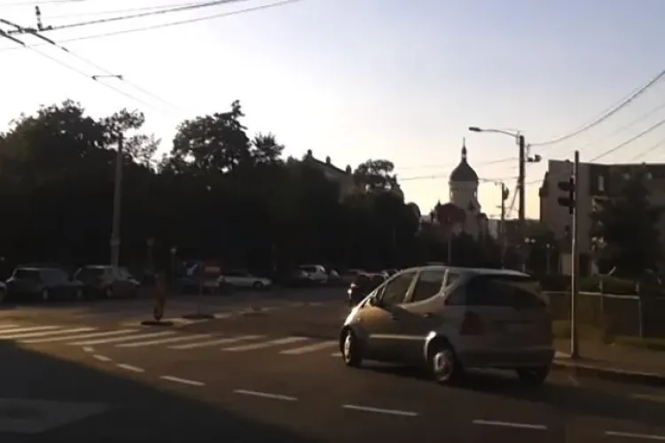 Șoferii sunt derutați de semnalizarea benzii pentru transportul în comun, din Piața Ștefan cel Mare - VIDEO