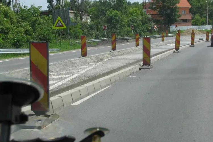Bordurile au apărut și pe Dealul Feleacului. Șoferii cred că sunt un pericol pentru trafic - FOTO