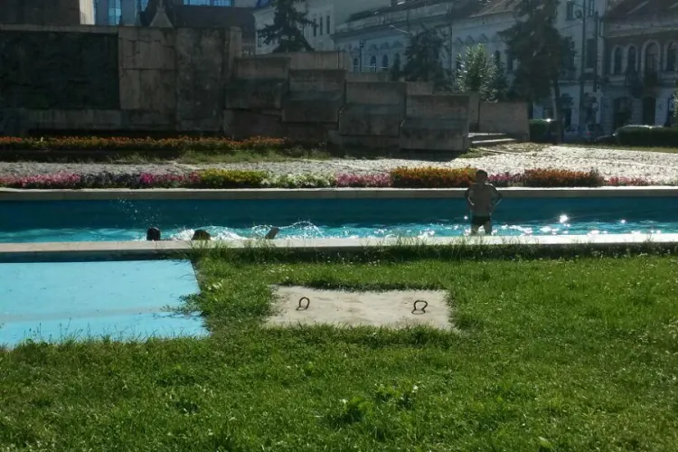 Rromii și-au făcut ”piscină” la statuia lui Mihai Viteazu. Trei copiii făceau întreceri la înot FOTO