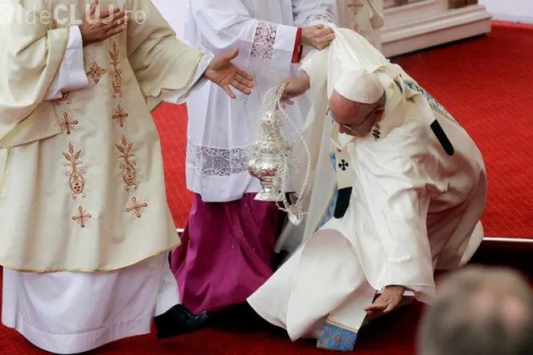 Papa Francisc a căzut în faţa altarului - VIDEO
