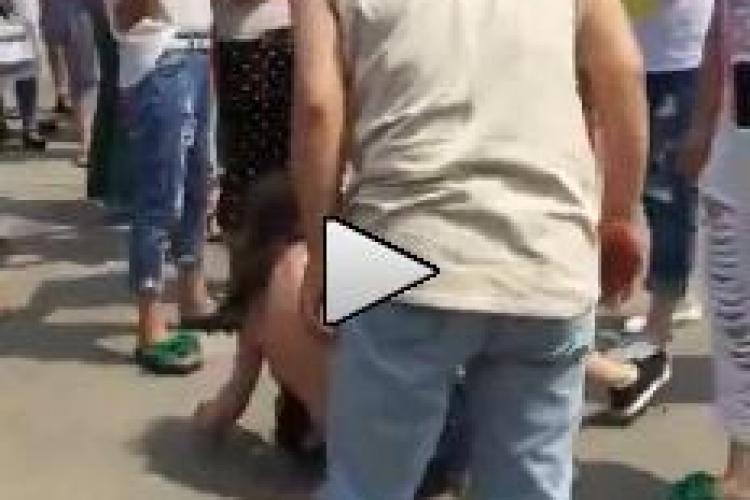 O amantă a fost dezbrăcată și bătută în stradă de soția înșelată - VIDEO șocant