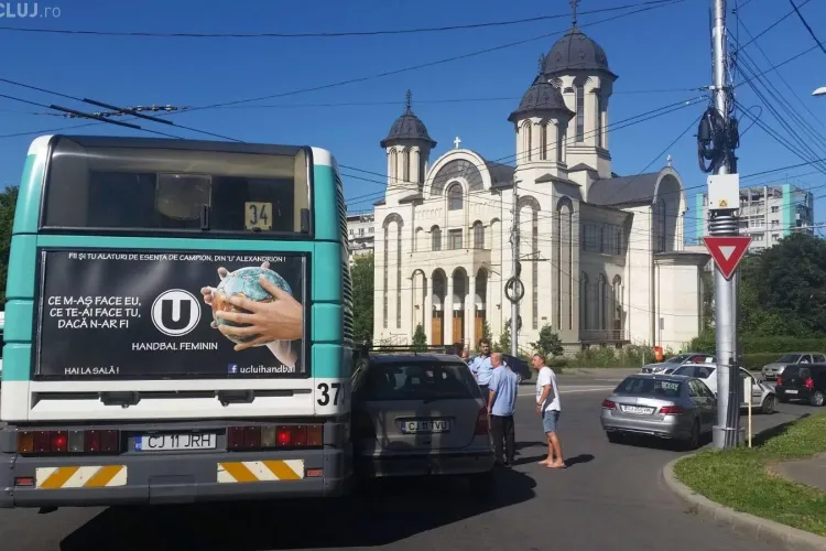 Tamponare în Gheorgheni, în sensul giratoriu - FOTO